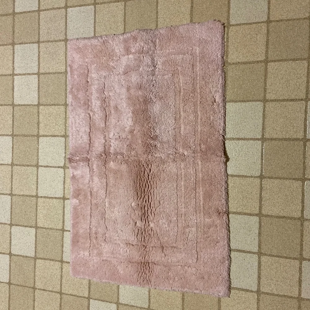 Bloomingdale’s Pink 100% Cotton Bath Rug; 22” x 34”; Very Soft; NWT